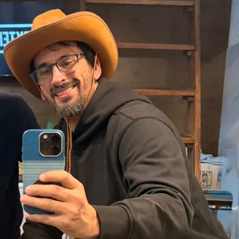 Alex, el barbero de El Gato Gordo, en la barbería
